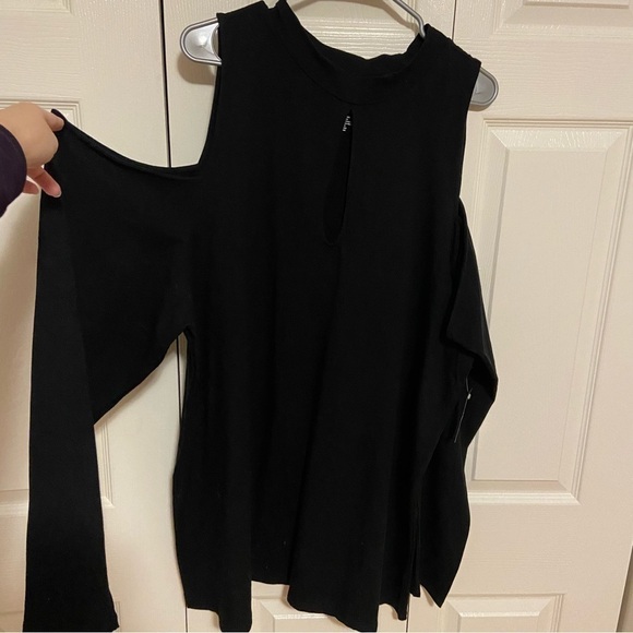Torrid Foxy Cold Shoulder Long Sleeve Cut Out Top Size 6 - Picture 6 of 10